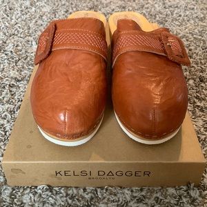 Carve Clog Kelsi Dagger Brooklyn